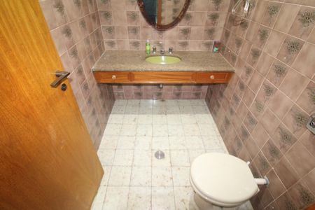 Casa à venda com 332m², 5 quartos e 7 vagasBanheiro Social