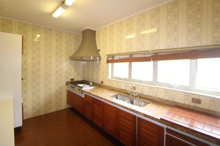 Casa à venda com 332m², 5 quartos e 7 vagasCozinha