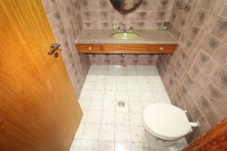 Casa à venda com 332m², 5 quartos e 7 vagasBanheiro Social