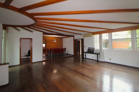 Casa à venda com 332m², 5 quartos e 7 vagasSala