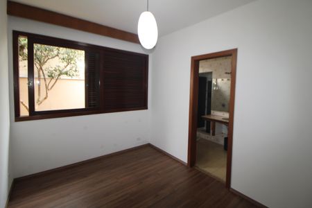 Casa à venda com 332m², 5 quartos e 7 vagasSuíte 2