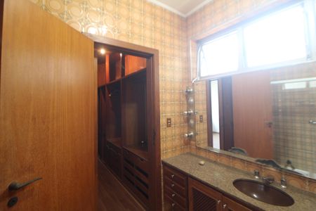 Casa à venda com 332m², 5 quartos e 7 vagasBanheiro Suíte 4