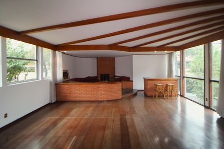 Casa à venda com 332m², 5 quartos e 7 vagasSala