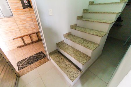 Casa à venda com 167m², 4 quartos e 2 vagas Casa à venda com 167m², 4 quartos e 2 vagasEscada