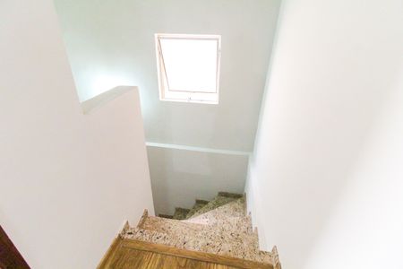 Casa à venda com 167m², 4 quartos e 2 vagas Casa à venda com 167m², 4 quartos e 2 vagasEscada