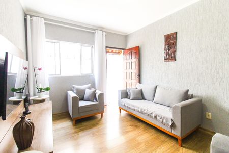 Casa à venda com 167m², 4 quartos e 2 vagas Casa à venda com 167m², 4 quartos e 2 vagasSala