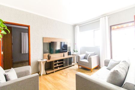 Casa à venda com 167m², 4 quartos e 2 vagas Casa à venda com 167m², 4 quartos e 2 vagasSala