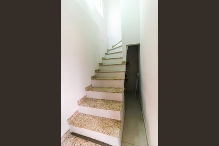 Casa à venda com 167m², 4 quartos e 2 vagas Casa à venda com 167m², 4 quartos e 2 vagasEscada