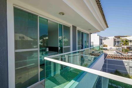 Casa de condomínio para alugar com 370m², 6 quartos e 5 vagas Casa de condomínio para alugar com 370m², 6 quartos e 5 vagasVaranda das Suítes 1 e 2