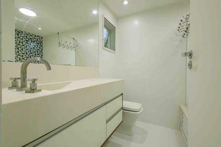 Casa de condomínio para alugar com 370m², 6 quartos e 5 vagas Casa de condomínio para alugar com 370m², 6 quartos e 5 vagasBanheiro da Suíte 1