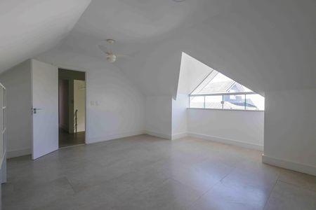 Casa de condomínio para alugar com 370m², 6 quartos e 5 vagas Casa de condomínio para alugar com 370m², 6 quartos e 5 vagasSótão
