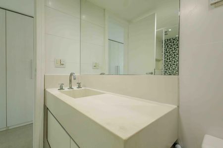 Casa de condomínio para alugar com 370m², 6 quartos e 5 vagas Casa de condomínio para alugar com 370m², 6 quartos e 5 vagasBanheiro da Suíte 1