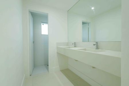 Casa de condomínio para alugar com 370m², 6 quartos e 5 vagas Casa de condomínio para alugar com 370m², 6 quartos e 5 vagasLavabo 1