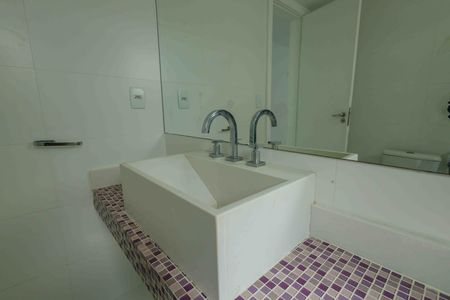 Casa de condomínio para alugar com 370m², 6 quartos e 5 vagas Casa de condomínio para alugar com 370m², 6 quartos e 5 vagasBanheiro da Suíte 3