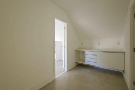 Casa de condomínio para alugar com 370m², 6 quartos e 5 vagas Casa de condomínio para alugar com 370m², 6 quartos e 5 vagasSótão