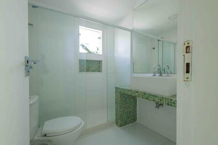 Casa de condomínio para alugar com 370m², 6 quartos e 5 vagas Casa de condomínio para alugar com 370m², 6 quartos e 5 vagasBanheiro da Suíte 4