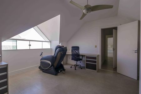 Casa de condomínio para alugar com 370m², 6 quartos e 5 vagas Casa de condomínio para alugar com 370m², 6 quartos e 5 vagasSótão