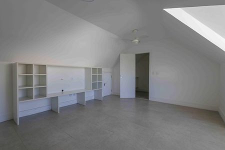 Casa de condomínio para alugar com 370m², 6 quartos e 5 vagas Casa de condomínio para alugar com 370m², 6 quartos e 5 vagasSótão