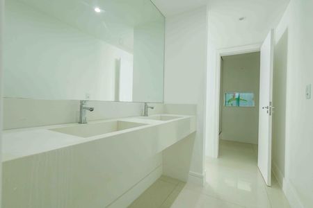 Casa de condomínio para alugar com 370m², 6 quartos e 5 vagas Casa de condomínio para alugar com 370m², 6 quartos e 5 vagasLavabo 1