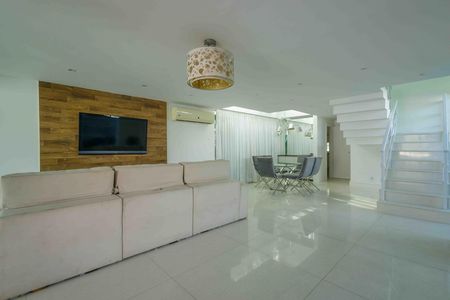 Casa de condomínio para alugar com 370m², 6 quartos e 5 vagas Casa de condomínio para alugar com 370m², 6 quartos e 5 vagasSala