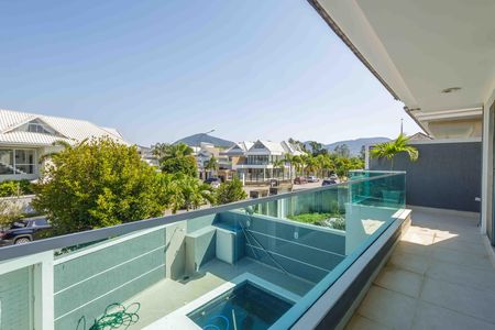 Casa de condomínio para alugar com 370m², 6 quartos e 5 vagas Casa de condomínio para alugar com 370m², 6 quartos e 5 vagasVaranda das Suítes 1 e 2