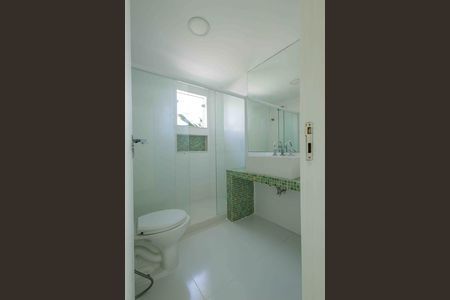 Casa de condomínio para alugar com 370m², 6 quartos e 5 vagas Casa de condomínio para alugar com 370m², 6 quartos e 5 vagasBanheiro da Suíte 4