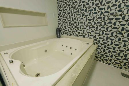 Casa de condomínio para alugar com 370m², 6 quartos e 5 vagas Casa de condomínio para alugar com 370m², 6 quartos e 5 vagasBanheiro da Suíte 1