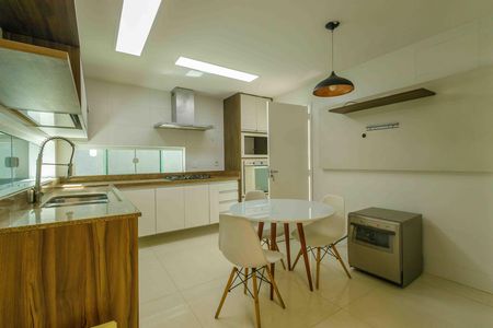 Casa de condomínio para alugar com 370m², 6 quartos e 5 vagas Casa de condomínio para alugar com 370m², 6 quartos e 5 vagasCozinha