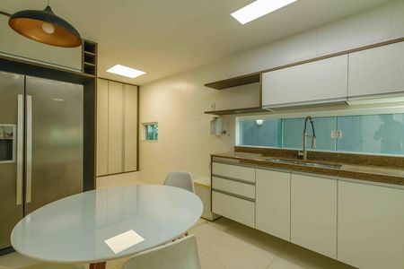 Casa de condomínio para alugar com 370m², 6 quartos e 5 vagas Casa de condomínio para alugar com 370m², 6 quartos e 5 vagasCozinha