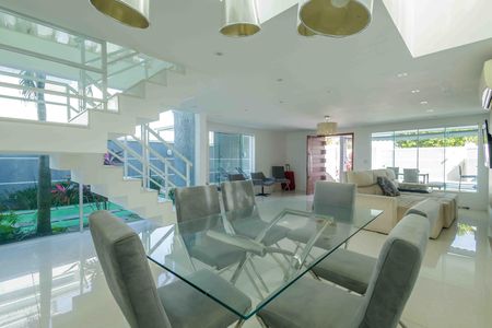 Casa de condomínio para alugar com 370m², 6 quartos e 5 vagas Casa de condomínio para alugar com 370m², 6 quartos e 5 vagasSala de Jantar