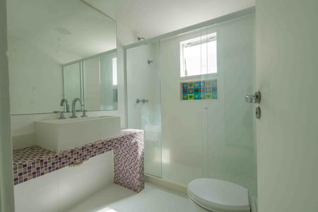 Casa de condomínio para alugar com 370m², 6 quartos e 5 vagas Casa de condomínio para alugar com 370m², 6 quartos e 5 vagasBanheiro da Suíte 3