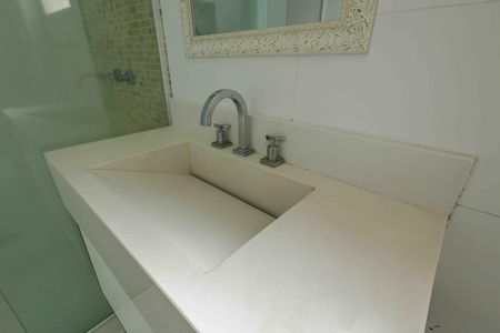 Casa de condomínio para alugar com 370m², 6 quartos e 5 vagas Casa de condomínio para alugar com 370m², 6 quartos e 5 vagasBanheiro da Suíte 2