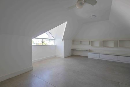 Casa de condomínio para alugar com 370m², 6 quartos e 5 vagas Casa de condomínio para alugar com 370m², 6 quartos e 5 vagasSótão