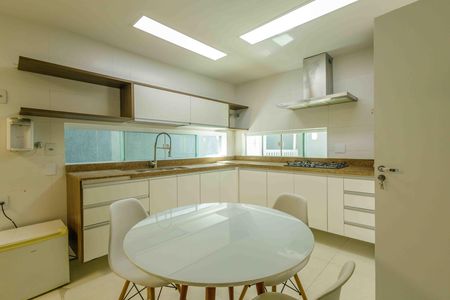 Casa de condomínio para alugar com 370m², 6 quartos e 5 vagas Casa de condomínio para alugar com 370m², 6 quartos e 5 vagasCozinha