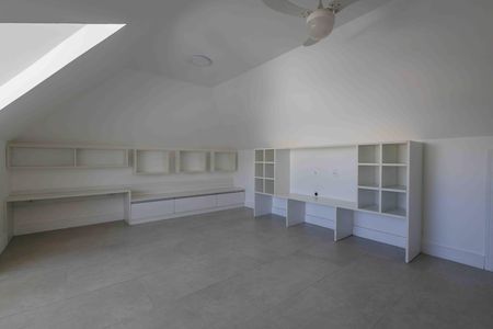 Casa de condomínio para alugar com 370m², 6 quartos e 5 vagas Casa de condomínio para alugar com 370m², 6 quartos e 5 vagasSótão