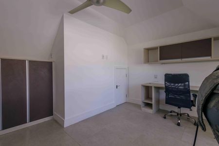 Casa de condomínio para alugar com 370m², 6 quartos e 5 vagas Casa de condomínio para alugar com 370m², 6 quartos e 5 vagasSótão