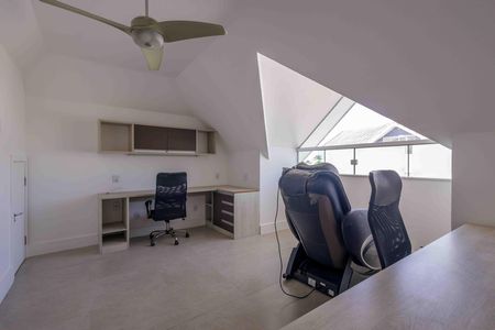 Casa de condomínio para alugar com 370m², 6 quartos e 5 vagas Casa de condomínio para alugar com 370m², 6 quartos e 5 vagasSótão