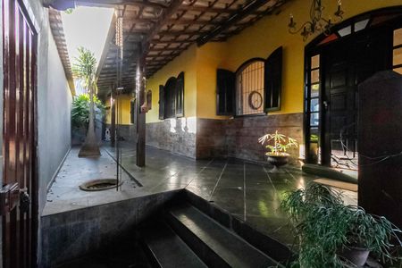 Casa à venda com 430m², 5 quartos e 3 vagasFachada