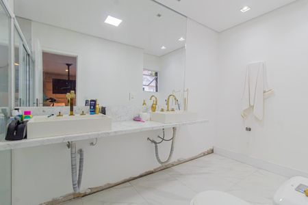 Casa à venda com 900m², 5 quartos e 7 vagasBanheiro da Suíte 2