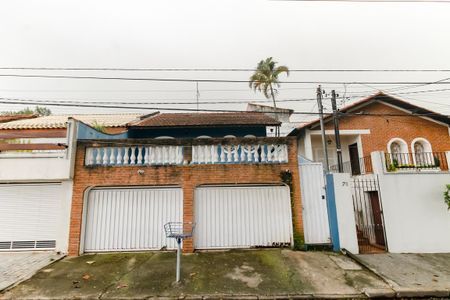 Casa à venda com 176m², 4 quartos e 2 vagas Casa à venda com 176m², 4 quartos e 2 vagasFachada