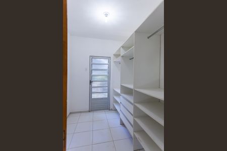 Casa de condomínio para alugar com 300m², 5 quartos e 8 vagas Casa de condomínio para alugar com 300m², 5 quartos e 8 vagasCloset Suíte 3