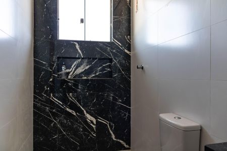 Apartamento à venda com 82m², 2 quartos e 2 vagas Apartamento à venda com 82m², 2 quartos e 2 vagasBanheiro da Suíte