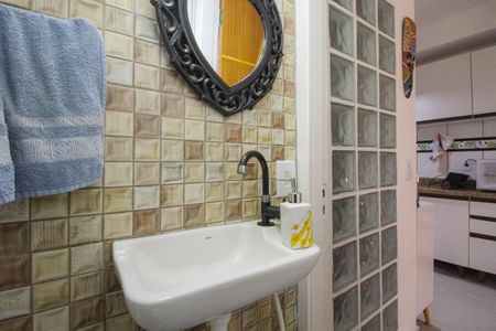 Casa de condomínio à venda com 100m², 3 quartos e 2 vagasLavabo