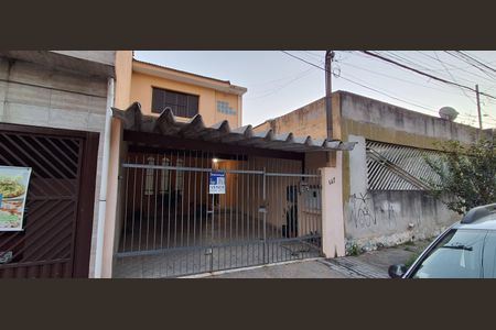 Casa à venda com 128m², 2 quartos e 2 vagas Casa à venda com 128m², 2 quartos e 2 vagasFachada