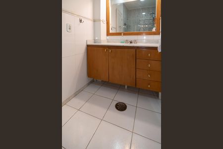Apartamento à venda com 120m², 2 quartos e 1 vaga Apartamento à venda com 120m², 2 quartos e 1 vagaBanheiro