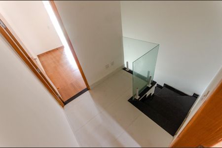 Casa à venda com 146m², 2 quartos e 2 vagasEscada