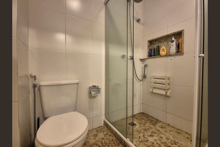 Apartamento à venda com 357m², 5 quartos e 3 vagas Apartamento à venda com 357m², 5 quartos e 3 vagasBanheiro da Suíte 1