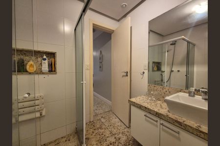 Apartamento à venda com 357m², 5 quartos e 3 vagas Apartamento à venda com 357m², 5 quartos e 3 vagasBanheiro da Suíte 1