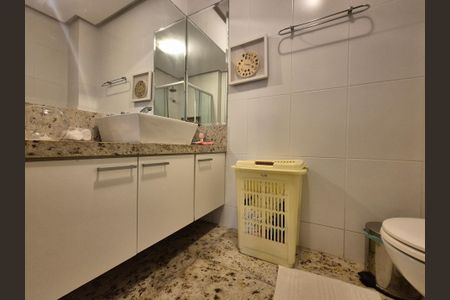 Apartamento à venda com 357m², 5 quartos e 3 vagas Apartamento à venda com 357m², 5 quartos e 3 vagasBanheiro da Suíte 1