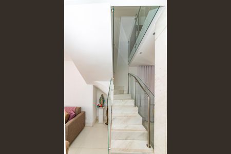 Apartamento à venda com 300m², 5 quartos e 3 vagasEscada